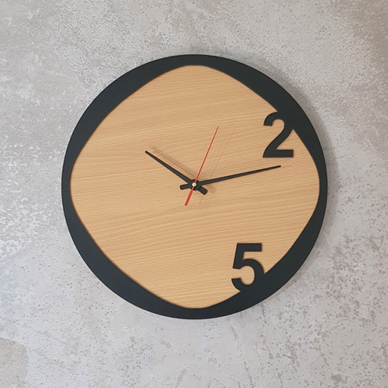 ساعت دیواری طرح جدید جنس چوبی مناسب اتاق نشیمن در دو طرح