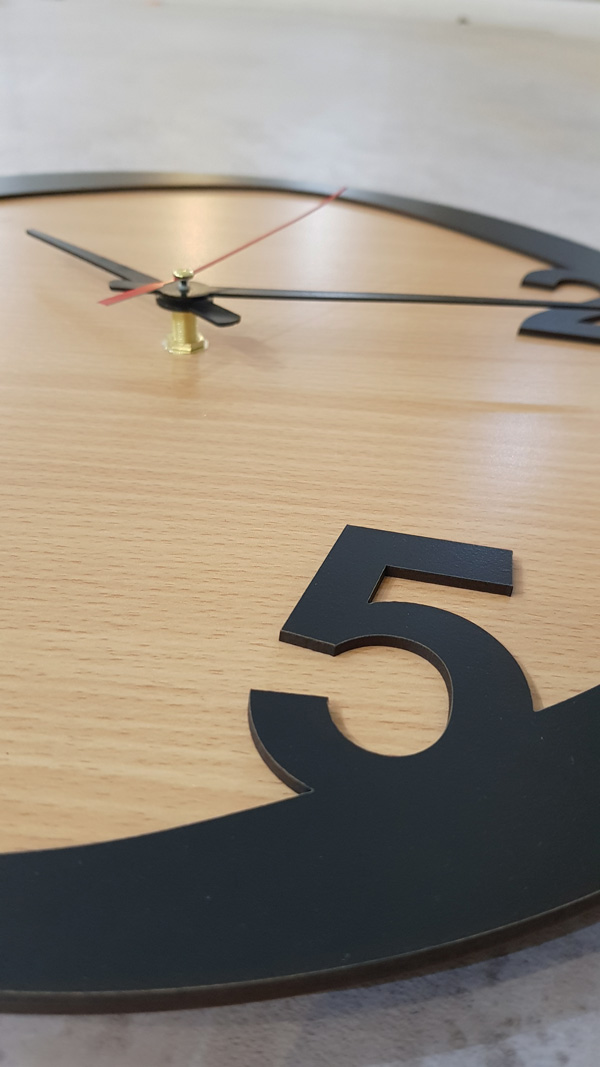 ساعت دیواری چوبی