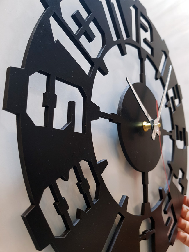 ساعت دیواری رنگ مشکی لوکس با طرح اعداد بزرگ