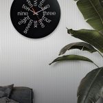 ساعت دیواری مشکی با نوشته اعداد جنس گلس (شیشه نشکن)