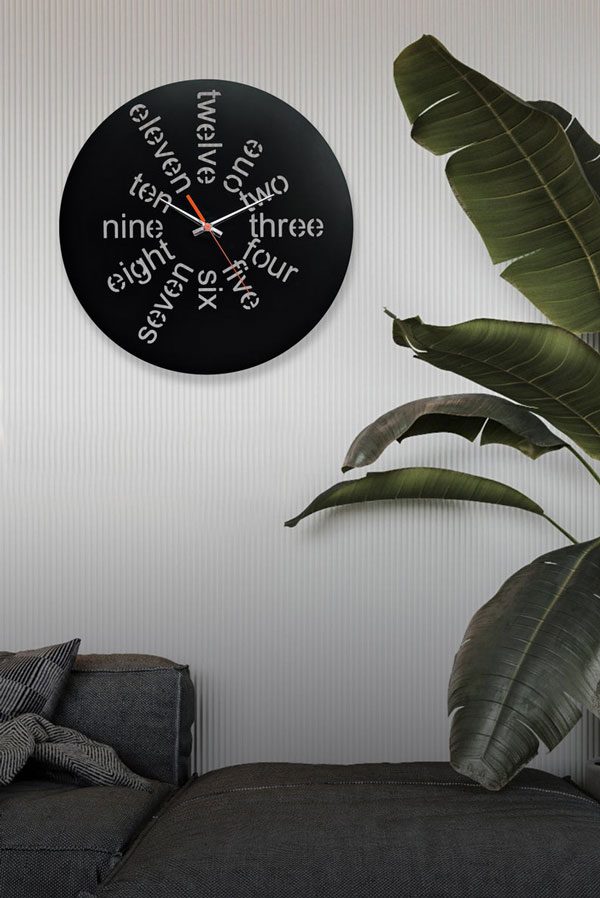 ساعت دیواری مشکی با نوشته اعداد جنس گلس (شیشه نشکن)