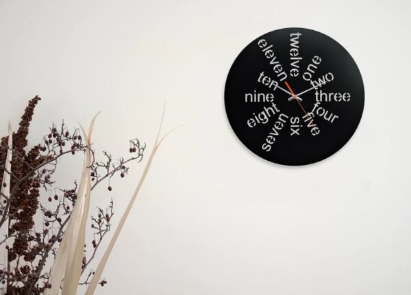 ساعت دیواری مشکی با نوشته اعداد جنس گلس (شیشه نشکن)