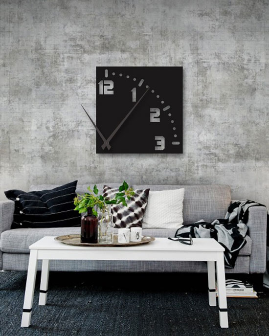 ساعت دیواری سیاه رنگ