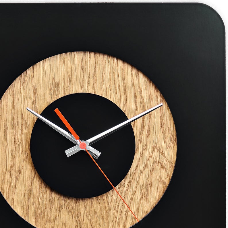 ساعت دیواری با طرح جدید جنس چوبی با ترکیب دو رنگ مناسب نشیمن