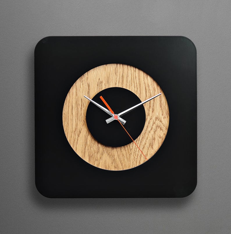 ساعت دیواری با طرح جدید جنس چوبی با ترکیب دو رنگ مناسب نشیمن