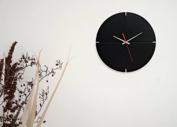ساعت دیواری مدل بلک فور با رنگ مشکی و طراحی زیبا