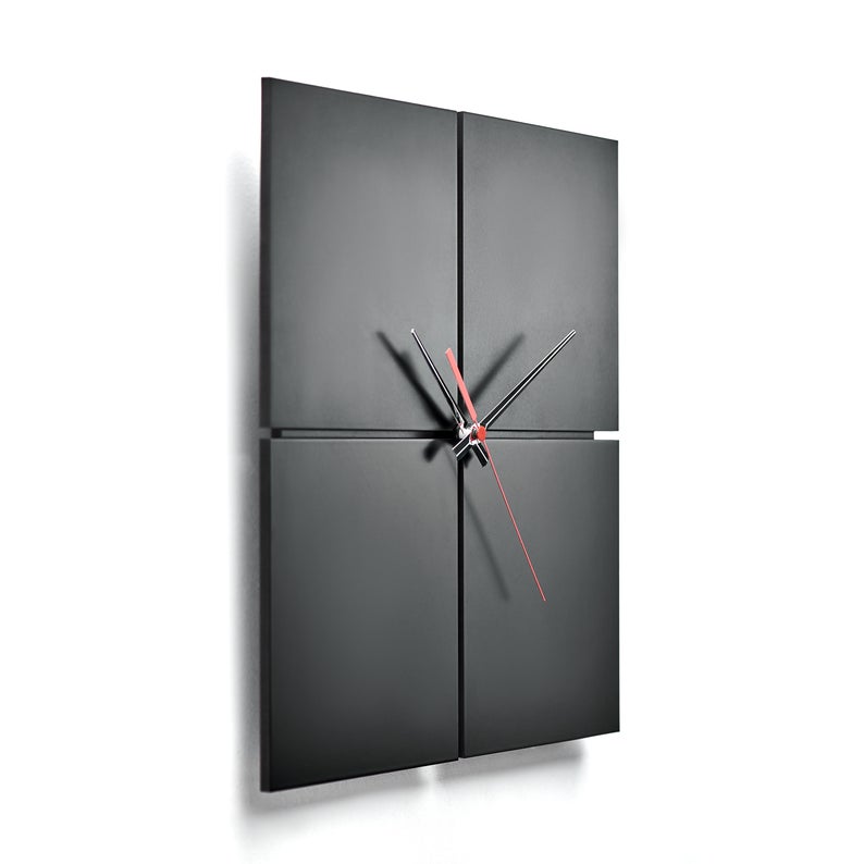 ساعت دیواری مدل Black hole با رنگ مشکی و طراحی زیبا