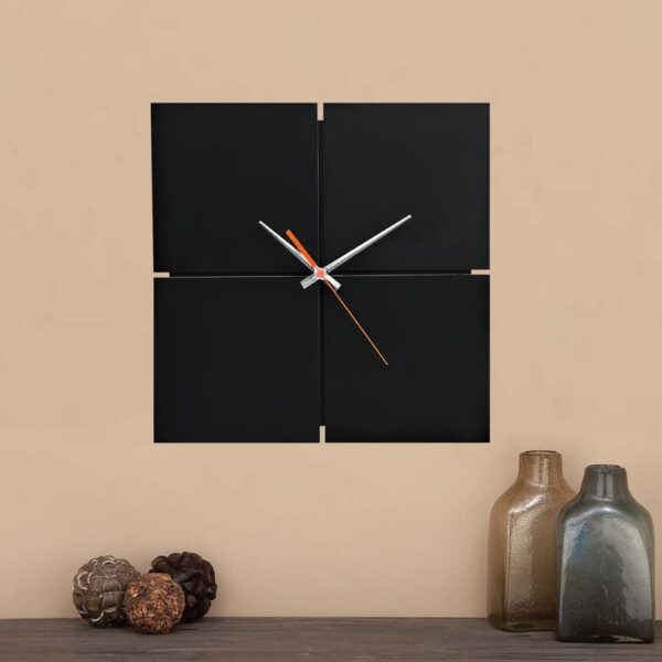 ساعت دیواری مدل Black hole با رنگ مشکی و طراحی زیبا