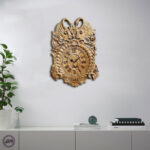 ساعت دیواری از جنس چوب طبیعی کنده کاری شده روی چوب طرح قو