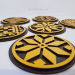 زیر لیوانی طرح سنتی با نقوش ورنی جنس چوبی