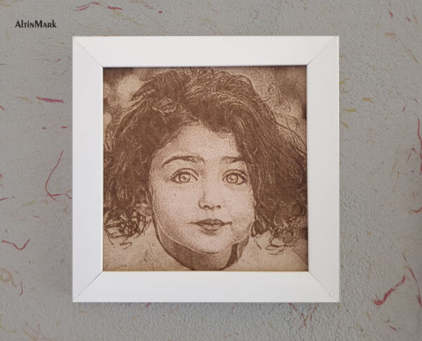 تابلو حکاکی چهره روی چوب با قاب دور و باکس چوبی 1400