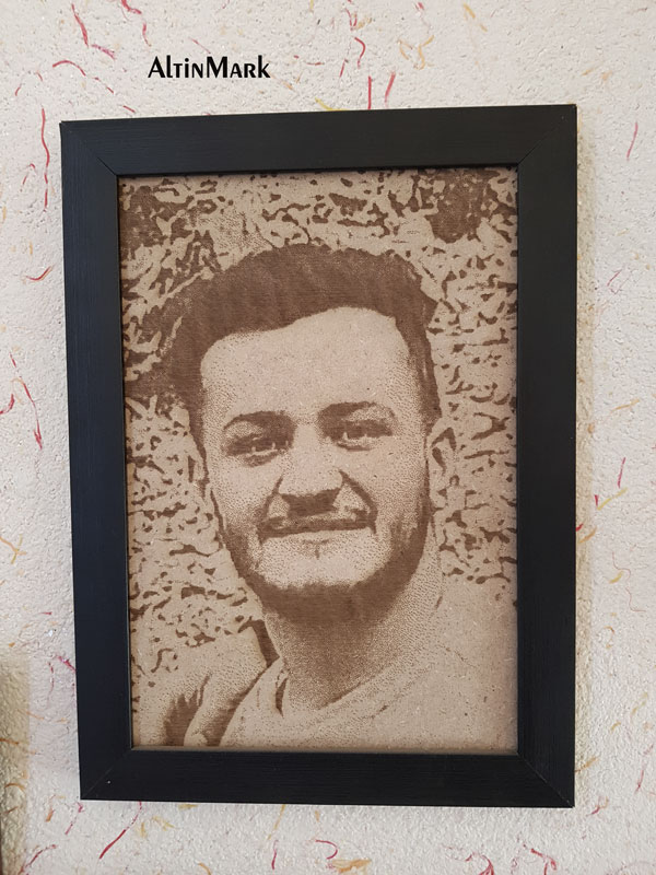 تابلو حکاکی چهره روی چوب با قاب دور و باکس چوبی 1400