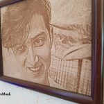 تابلو حکاکی چهره روی چوب با قاب دور و باکس چوبی 1400