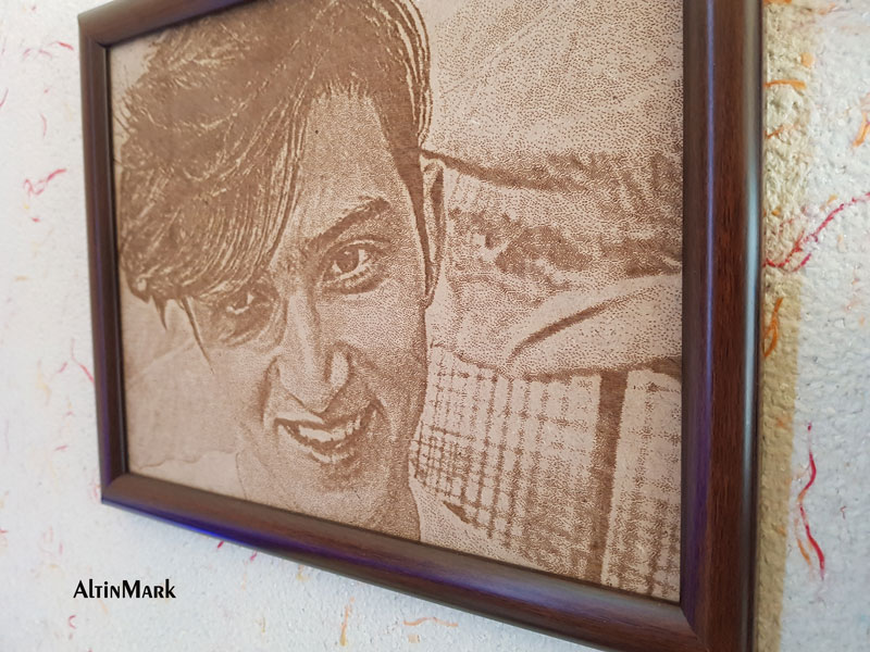 تابلو حکاکی چهره روی چوب با قاب دور و باکس چوبی 1400