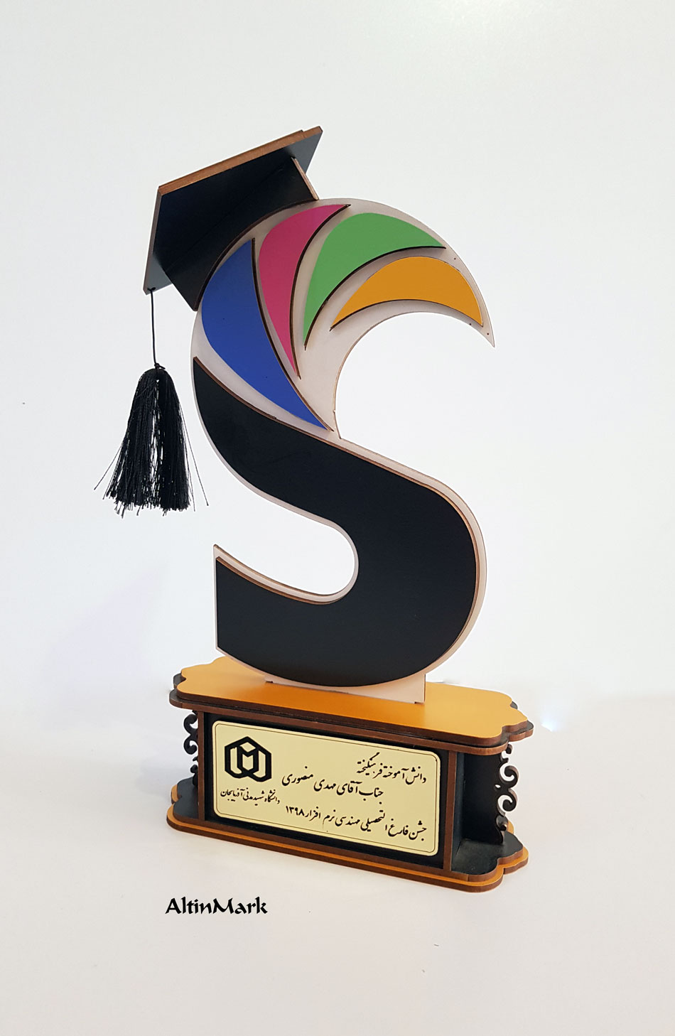 تندیس جشن فارغ التحصیلی