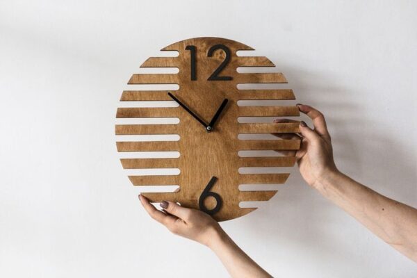 ساعت دیواری comb با طرحی زیبا و مدرن و با تنوع رنگ