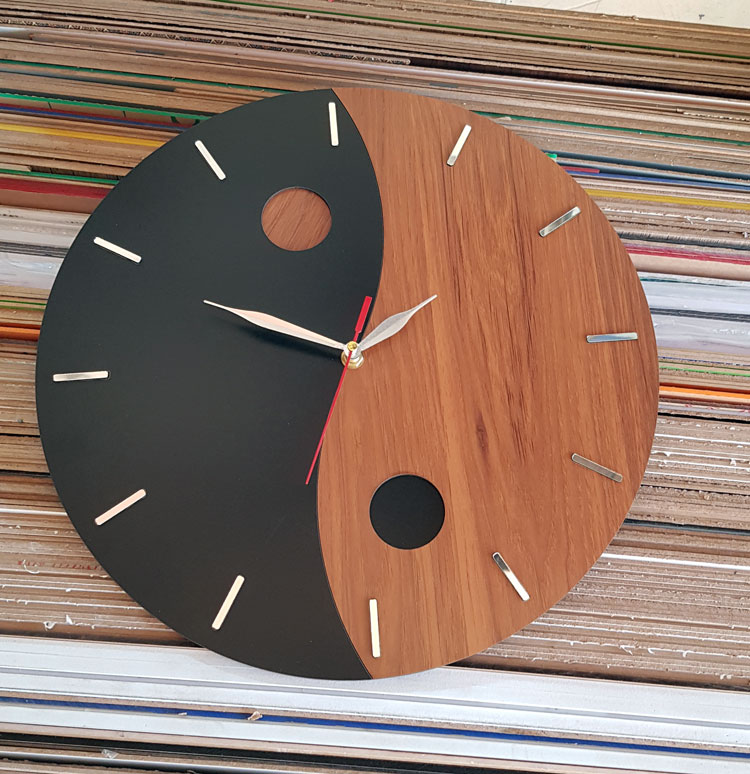 ساعت دیواری مدل circular با طرح ماهی متقارن