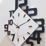 ساعت دیواری مدل saloviya با ترکیب رنگ مشکی و سفید