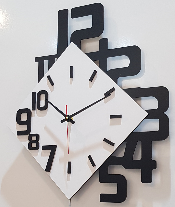 ساعت دیواری مدل saloviya با ترکیب رنگ مشکی و سفید